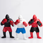 Détail design géométrique de la statue gorille en résine - vue de profil