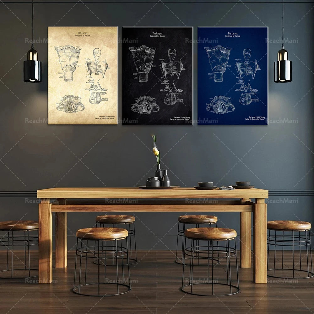 Cette image montre un intérieur moderne avec un grand espace de vie, une table en bois massif et des tabourets sur mesure. Au mur, on peut voir trois affiches illustrant un design breveté en noir et blanc ainsi qu'en bleu.