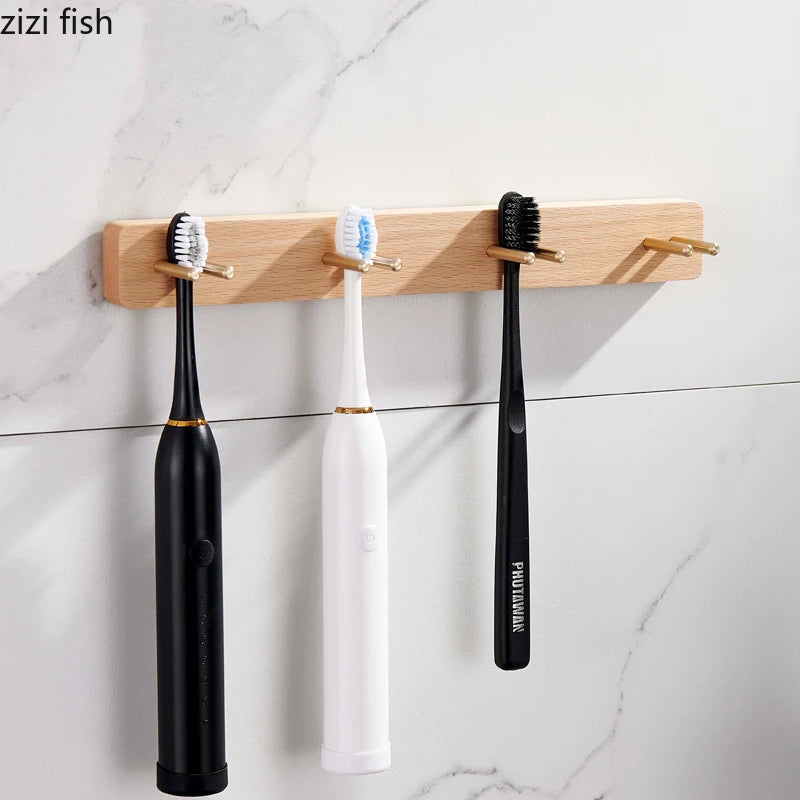 Porte brosse à dents mural en bois et laiton vert clair sur mur blanc