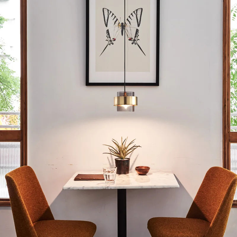Détail de l'abat-jour en verre fumé gris de la suspension design