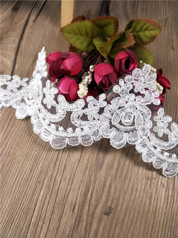 dentelle florale blanc motifs ajourés romantique translucide mariage décoration artisanale appliquée tissu