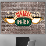 L'image représente le logo du Central Perk, le café emblématique de la série télévisée Friends, avec des tasses de café sur un mur de briques.