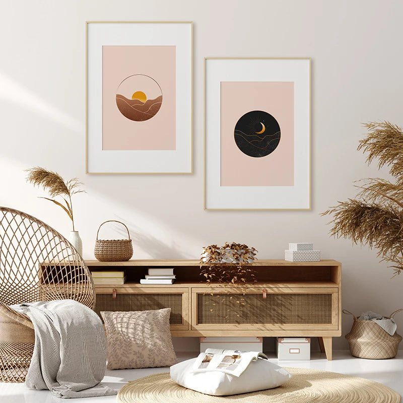 Deux affiches d'art minimaliste avec des motifs géométriques et des représentations de soleil et de lune dans un intérieur élégant et cosy.