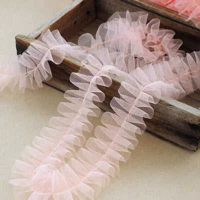 ruban tulle dentelle franges semi transparent rose clair rouge decoration tissu maille ecologique