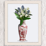 Un vase orné de motifs orientaux contient un superbe bouquet composé de tulipes blanches et de fleurs de lilas bleu foncé.