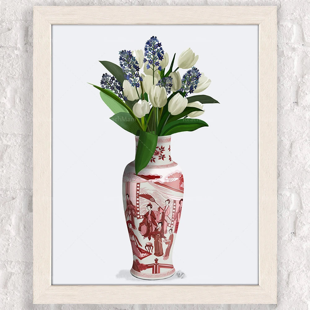 Un vase orné de motifs orientaux contient un superbe bouquet composé de tulipes blanches et de fleurs de lilas bleu foncé.