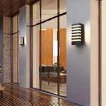 Détail de l'applique murale LED noire avec finition chrome poli