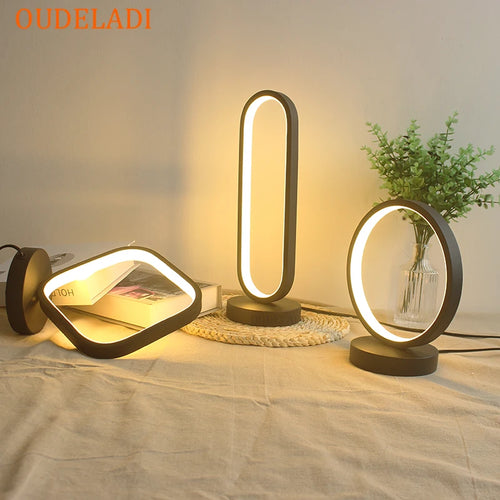 Lampe de chevet noire moderne avec anneau design sur table de nuit