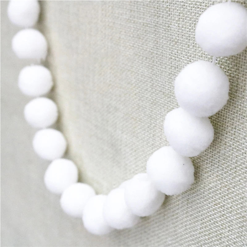collier créatif coloré boules feutre rouge blanc gris beige jaune anniversaire noël mariage