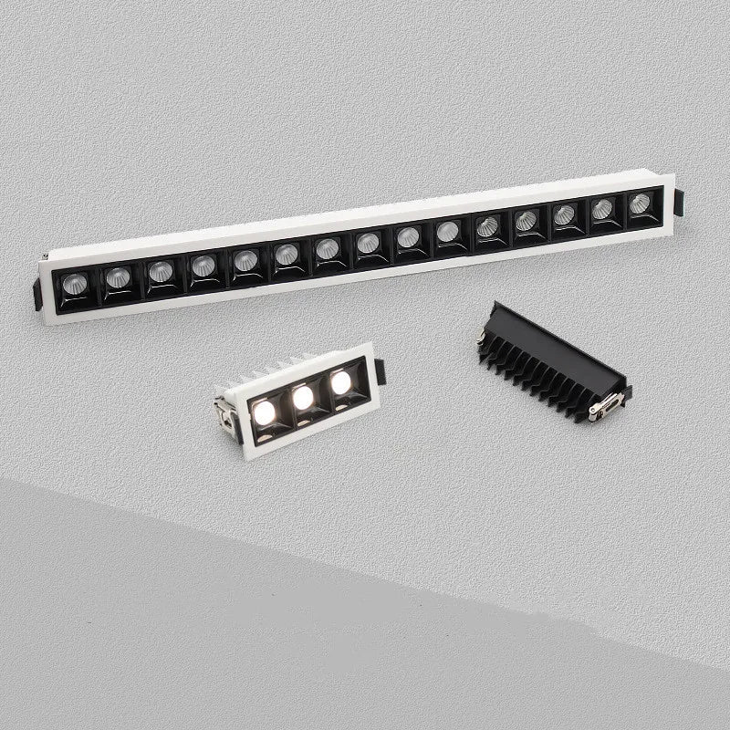 Spot lumineux LED encastrable en fonctionnement dans un couloir