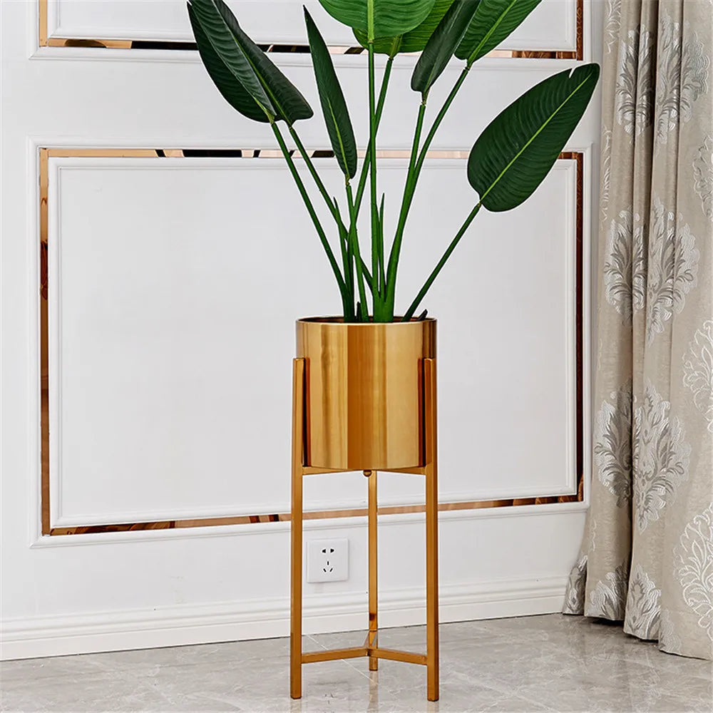 Décoration maison avec pot de fleur doré et plante verte