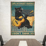 Le chat noir joue de la guitare avec enthousiasme, illustrant le slogan "La vie sans guitare, je n'y crois pas".