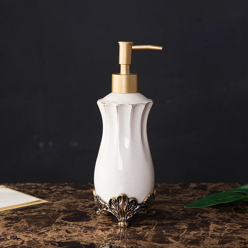 ensemble salle bain blanc doré classique cérémonial distributeur savon tasse buvant support savon porte