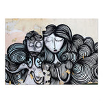 Cette image abstraite représente des visages stylisés aux cheveux noirs et ondulés, dans un style graphique noir et blanc aux motifs géométriques.