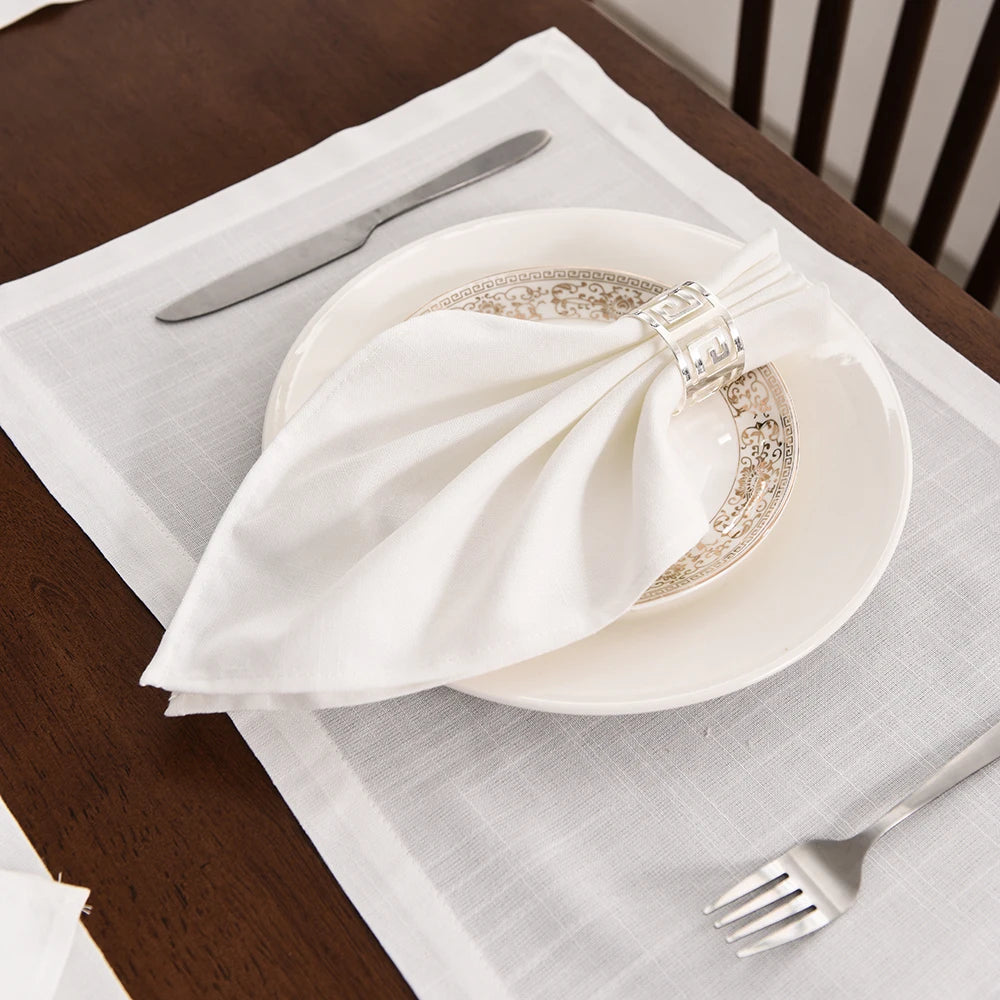 serviettes table blanches brodées texture lin classiques maison restaurant événements blancs clips métalliques