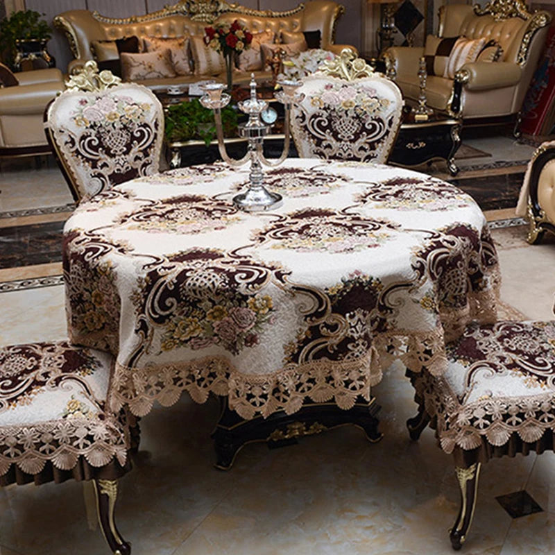Cette image présente un élégant salon de style classique, avec un canapé doré et des meubles ornementés. Une belle nappe en dentelle avec des motifs floraux est posée sur une table basse, complétant l'ambiance luxueuse de la pièce.