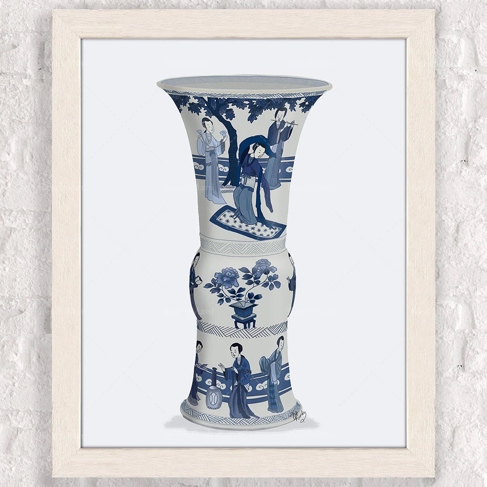 Un vase bleu et blanc décoré de motifs floraux et de silhouettes de personnages dans un style japonais traditionnel.