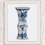Un vase bleu et blanc décoré de motifs floraux et de silhouettes de personnages dans un style japonais traditionnel.