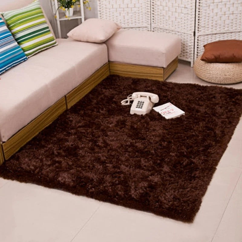 tapis moderne doux uni beige clair rose pâle bleu clair bordure fleurs noires 160cm