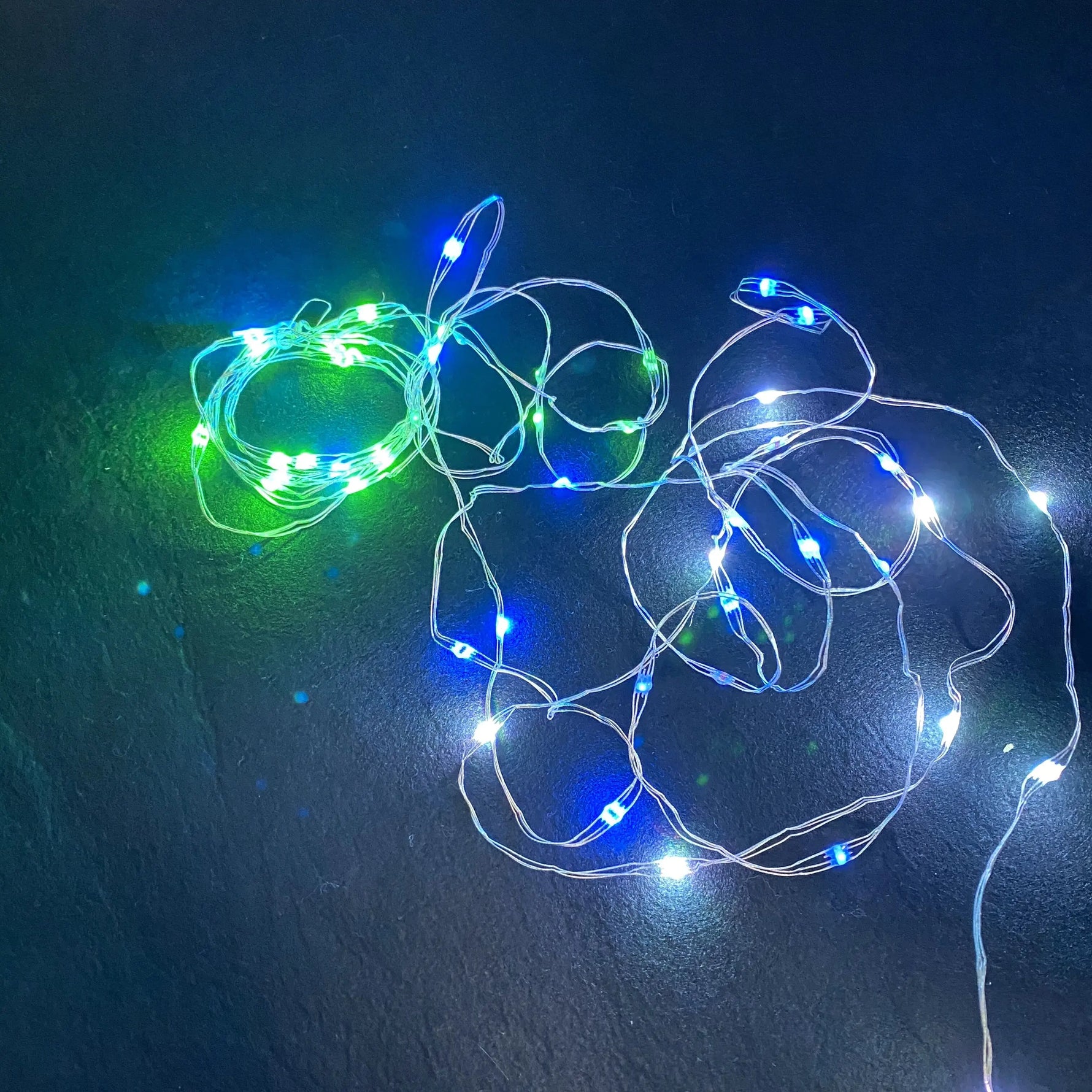 Détail des LED et du fil de cuivre de la guirlande