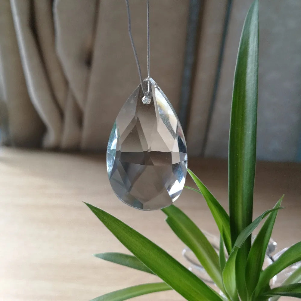pendants cristal goutte transparent facettes modernes élégants chaines fines lustre décoration lumière