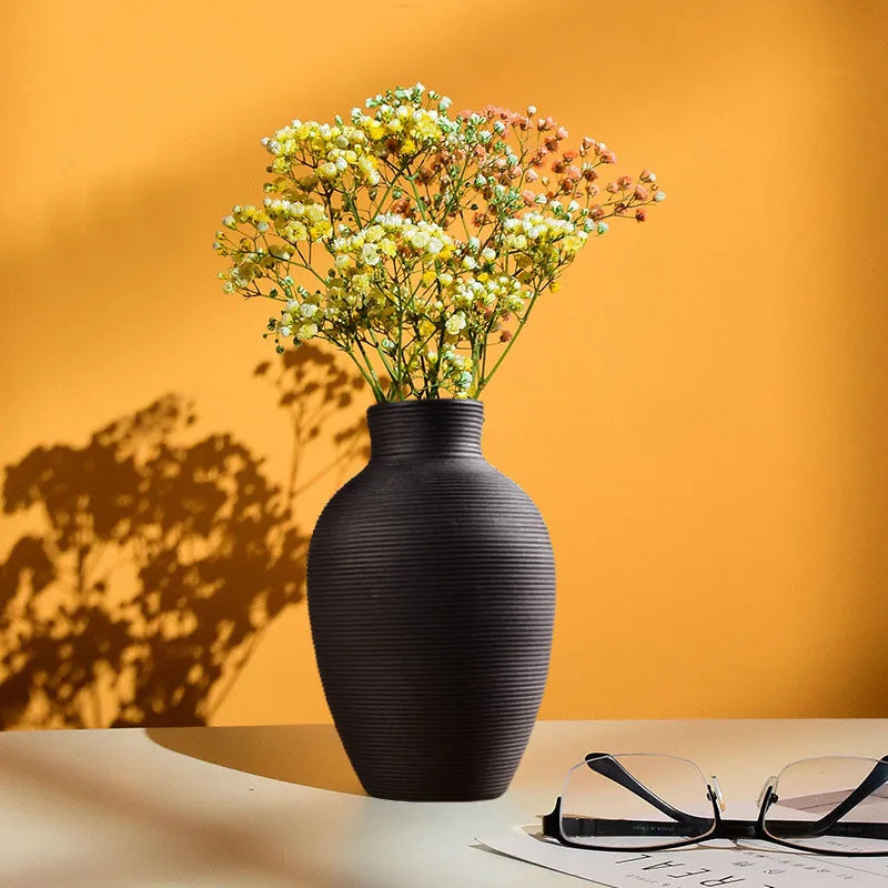 Vase rouge design épuré avec fleurs séchées en décoration intérieure