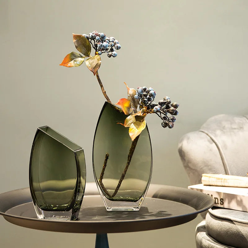 Vase géométrique en verre transparent vue de côté
