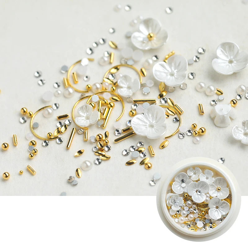 accessoires nail art fleurs blanc doré irisées strass coquillage japonais