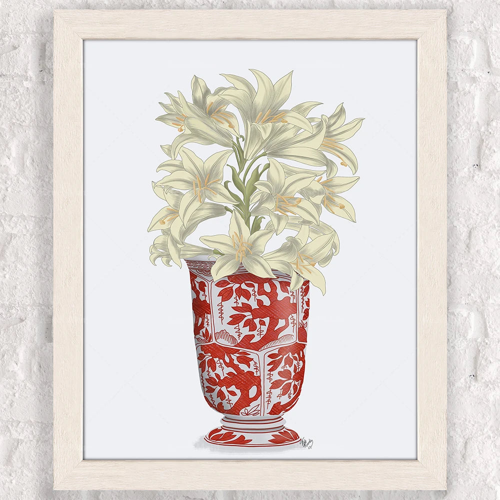 Un bouquet de lis gracieux dans un vase décoré de motifs rouges fleuris.