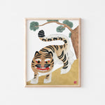 Une illustration colorée et stylisée représentant un tigre dans un environnement forestier avec des feuilles vertes, aux motifs distinctifs en noir et blanc.