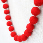 collier créatif coloré boules feutre rouge blanc gris beige jaune anniversaire noël mariage