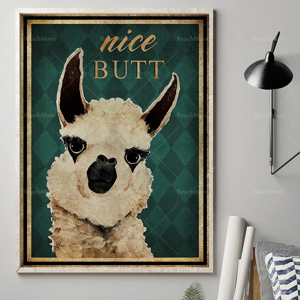 Une affiche décorative avec une image d'un adorable lama expressif sur un fond vert orné avec l'inscription "Nice Butt" en style rétro.