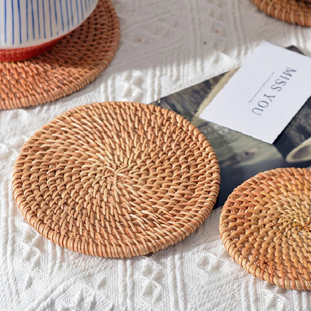 Détail du tissage artisanal du rotin naturel