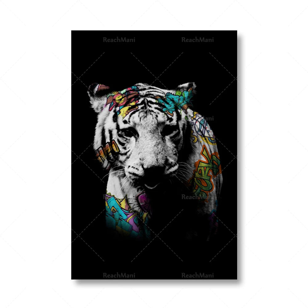 Tigre blanc avec un motif coloré et artistique sur son pelage, sur un fond sombre.