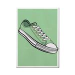 Une paire de baskets de couleur verte avec des lacets blancs, représentant un accessoire de mode populaire.