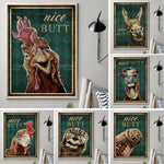 Des œuvres humoristiques représentant des gros plans d'animaux drôles avec le texte "nice butt" sur des cadres vintage verts et dorés.