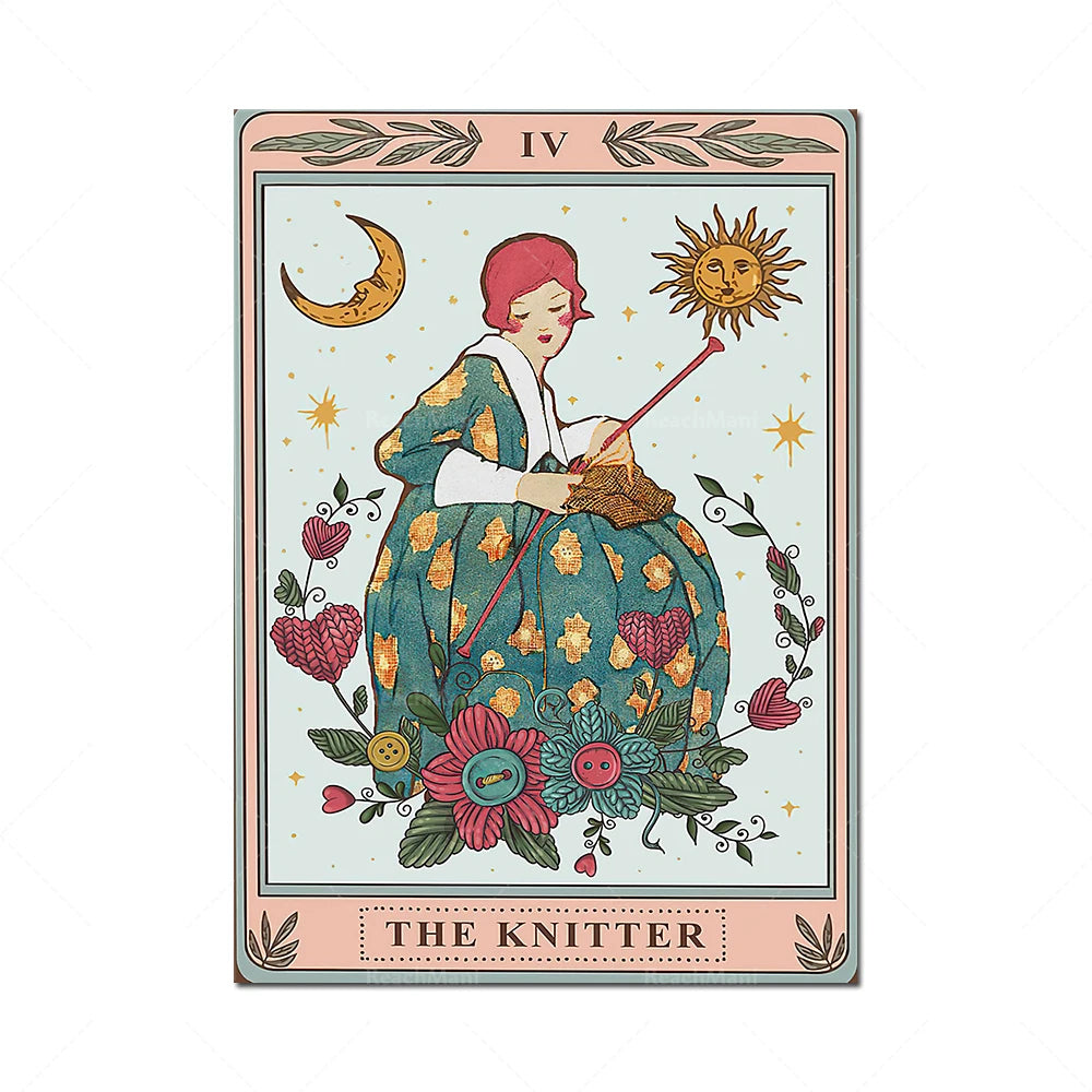 L'image montre une femme vêtue d'une robe fleurie tenant une pelote de laine, entourée de symboles astrologiques et de motifs floraux, représentant la carte de tarot "le Tricoteur".