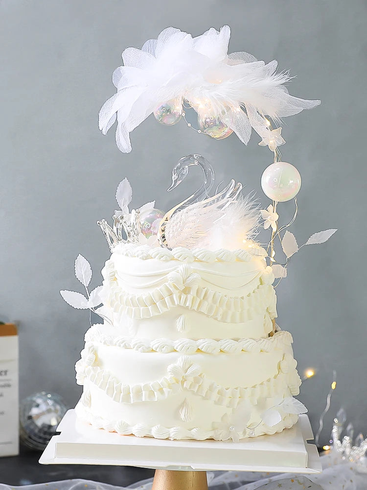 décoration gâteau cygne transparent plumes blanches paillettes argentées mariage anniversaire saint valentin festive
