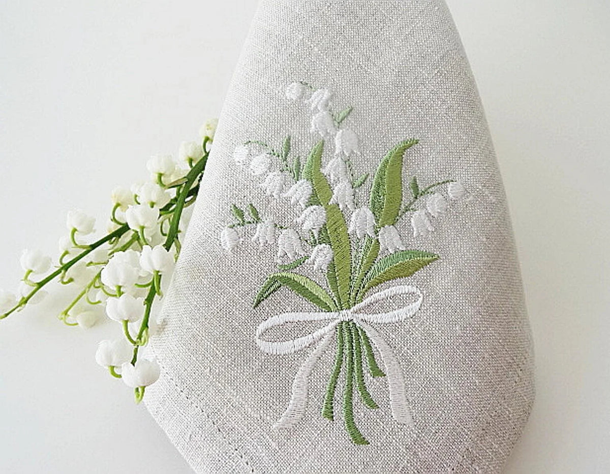 serviettes classiques brodées fleurs blanches vertes texture coton polyester beigeclair