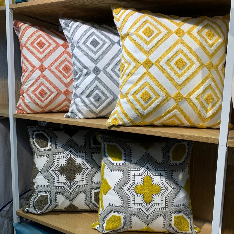 coussins carrés brodés géométriques couleur gris jaune moderne décoration intérieure