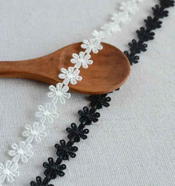 ruban dentelle blanc noir fleurs relief classique couture projet décoration tissu polyester