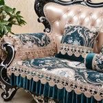 Un canapé luxueux recouvert de motifs floraux élégants avec des bordures en dentelle délicate, créant une atmosphère opulente et raffinée.