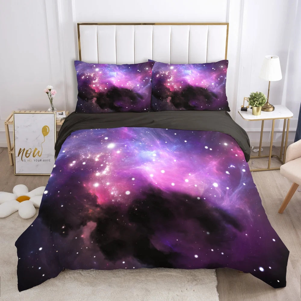 Parure de lit galaxie étalée sur un lit pour montrer la taille 240x260 cm