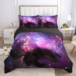 Parure de lit galaxie étalée sur un lit pour montrer la taille 240x260 cm