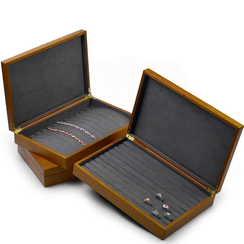 boîtes bijoux bois marron clair intérieur velours noir classique poignées dorées rangement colliers pendentifs