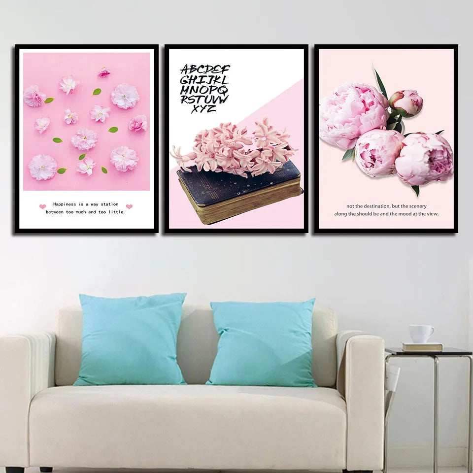 Ce triptyque d'affiches met en scène des fleurs de pivoines roses dans différentes compositions, accompagnées de citations inspirantes sur le bonheur. L'ensemble crée une atmosphère apaisante et esthétique qui s'intègre harmonieusement dans un salon moderne et lumineux.