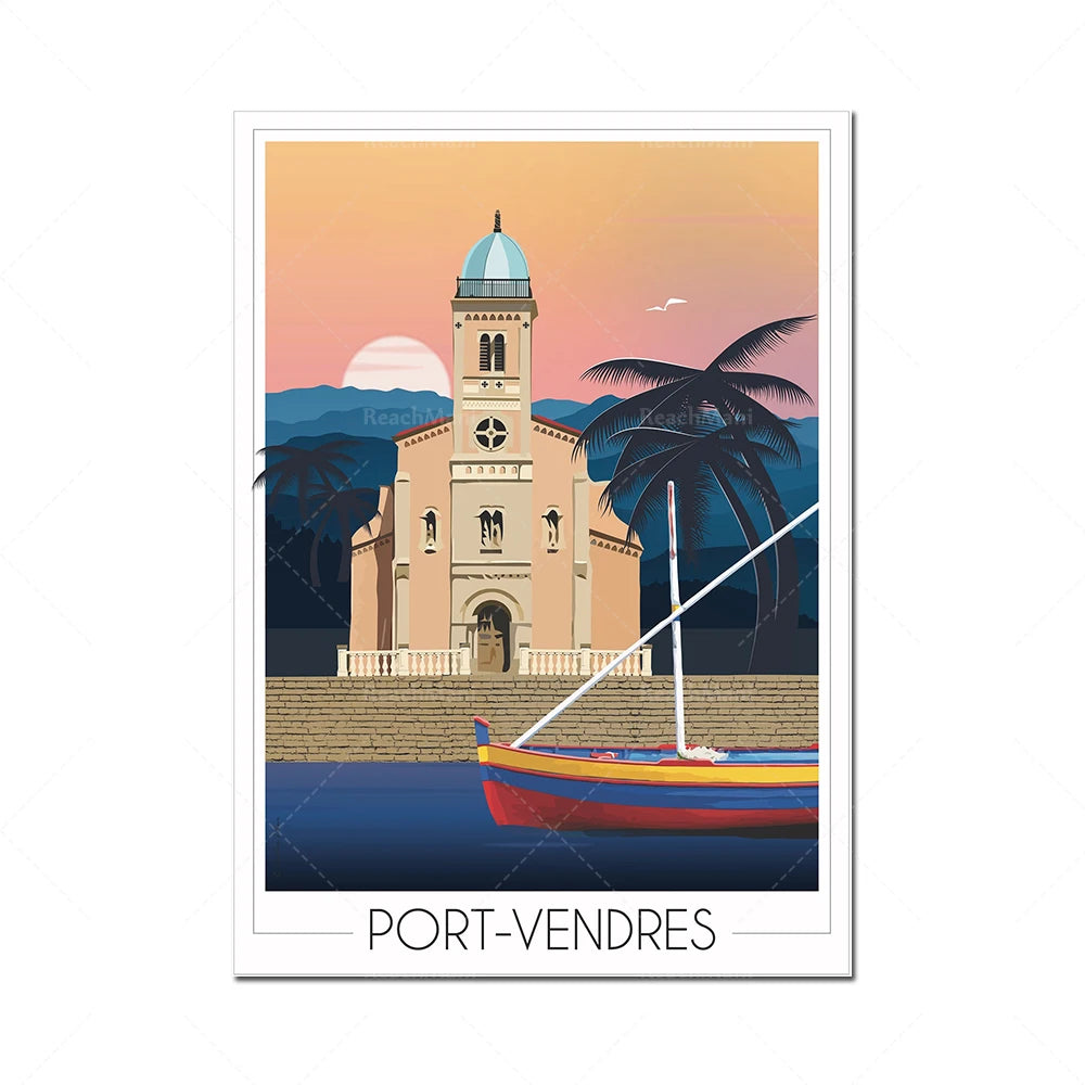 L'image représente un magnifique port méditerranéen avec une architecture de style mauresque, des palmiers tropicaux et un coucher de soleil lumineux, créant une atmosphère idyllique et pittoresque.