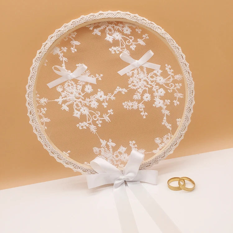 anneau mariage boîte dentelle fleurs blanc présentoir bijoux classique or blanc emballage