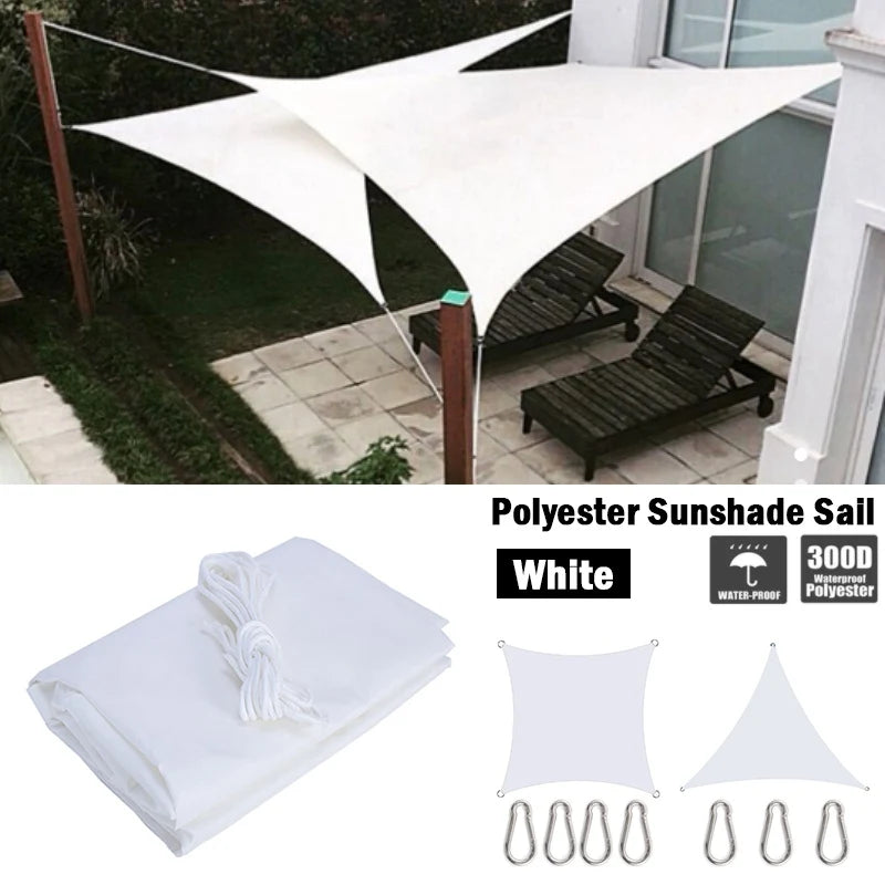 Voile d'ombrage triangle blanche installée sur une terrasse moderne