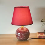 Détail de la base en céramique rose de la lampe de chevet